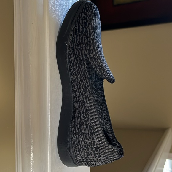 New Sketchers air cooled, memory foam shoes, size 6 - Picture 3 of 4